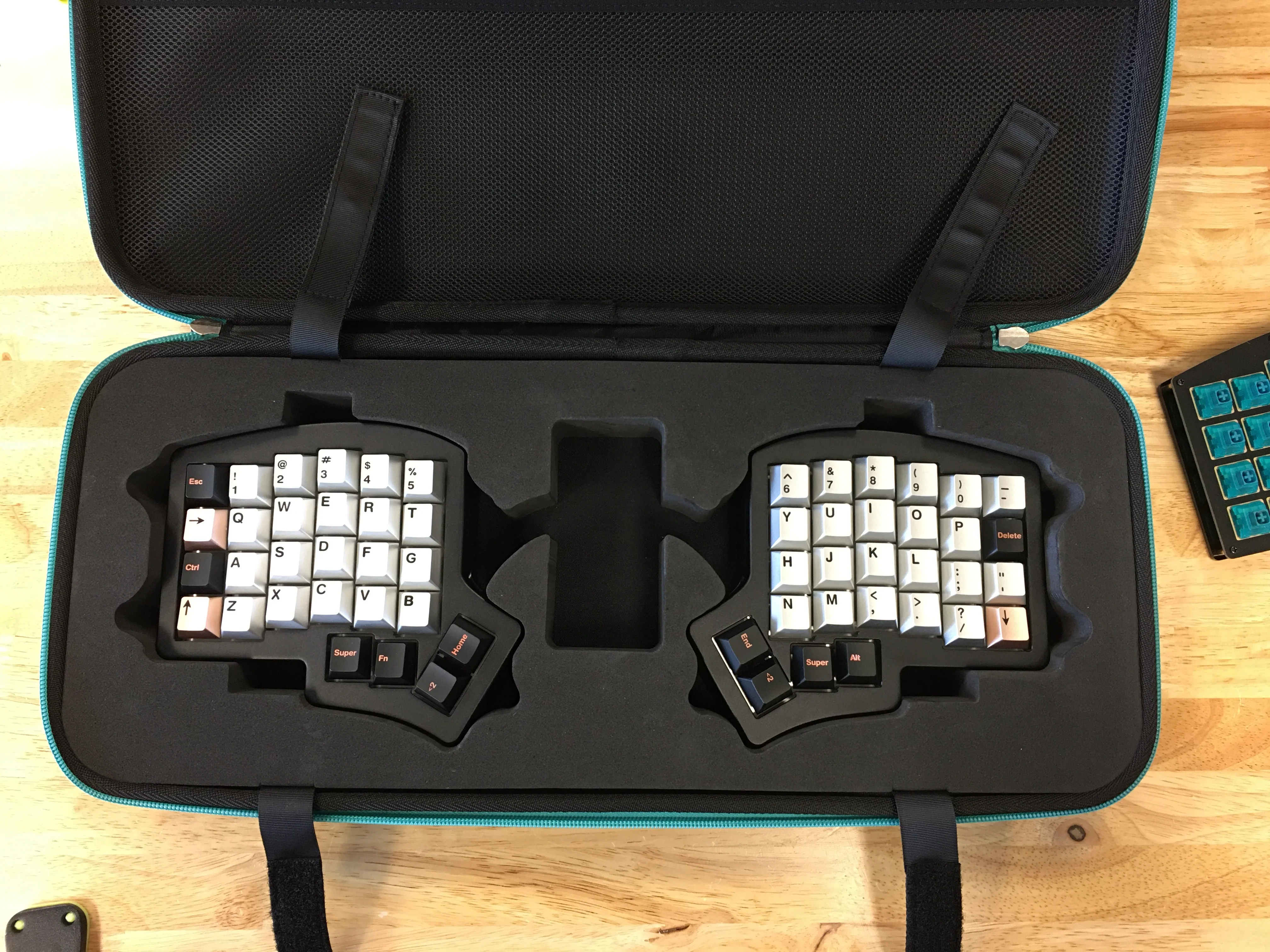 Iris Keyboard Carrying Case - Image 3